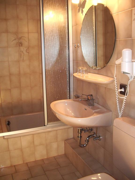 Отель Gaestehaus Resi Цельтинген-Рахтиг Номер фото