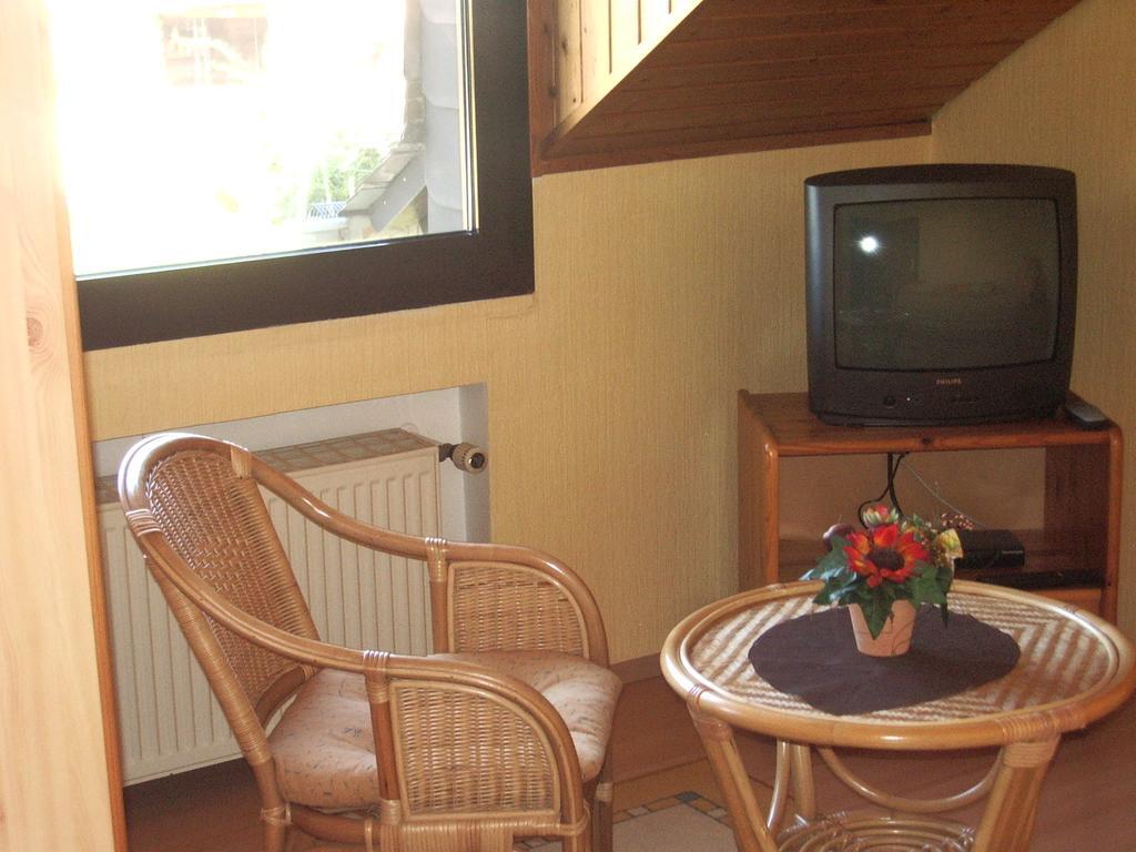 Отель Gaestehaus Resi Цельтинген-Рахтиг Номер фото