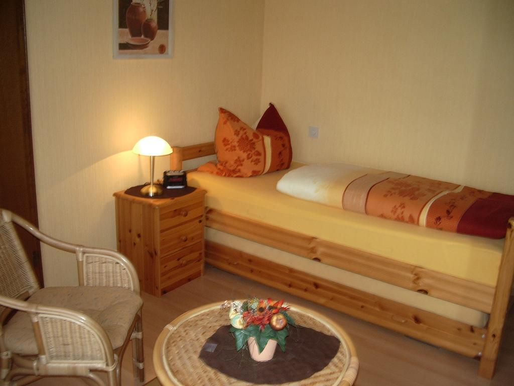 Отель Gaestehaus Resi Цельтинген-Рахтиг Номер фото